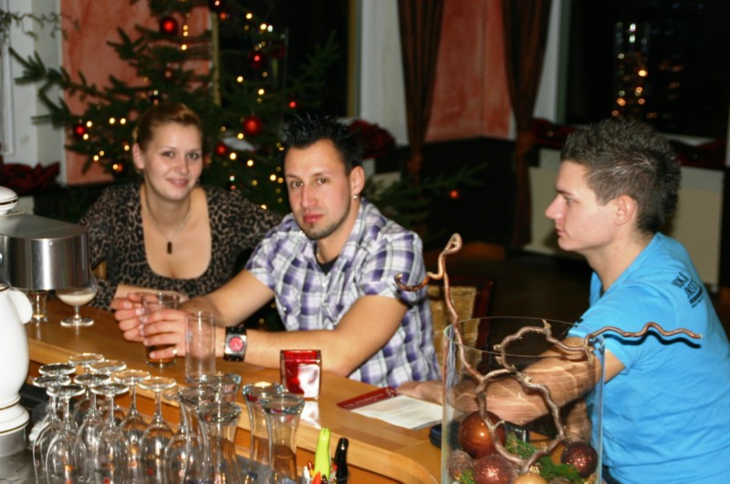 Janine, Marco und Pascal an der Bar