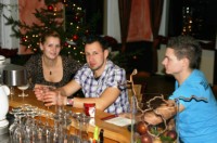 Janine, Marco und Pascal an der Bar