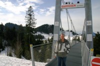 Ich vor der Hängebrücke