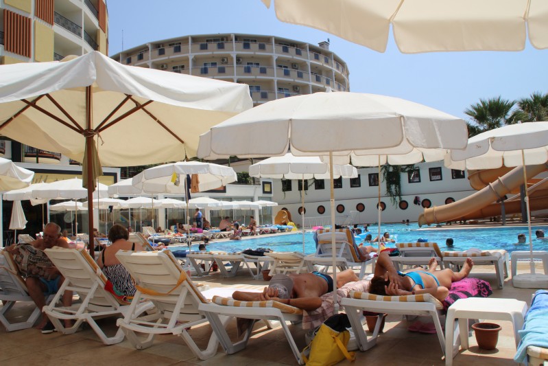 am Pool