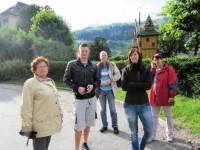 auf der Strasse vor dem Hotel